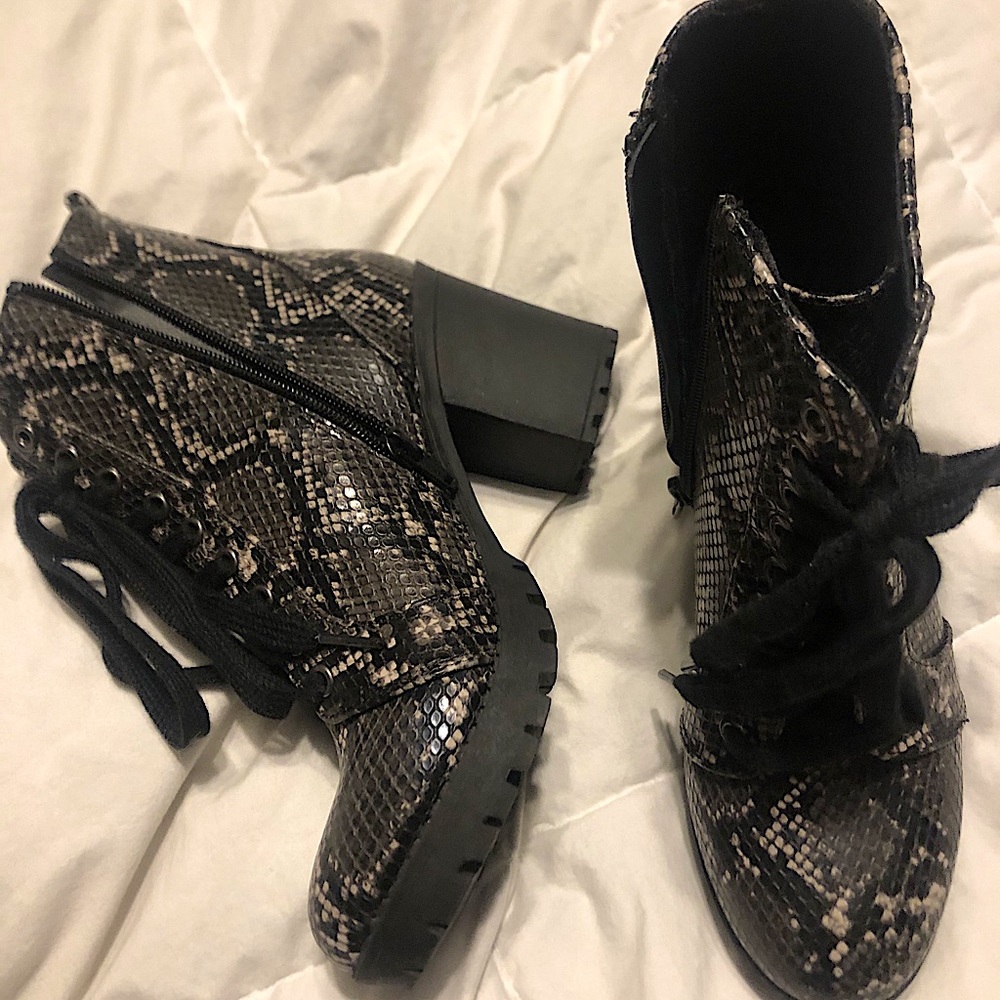 HEEL BOOTS / SNAKE PRINT